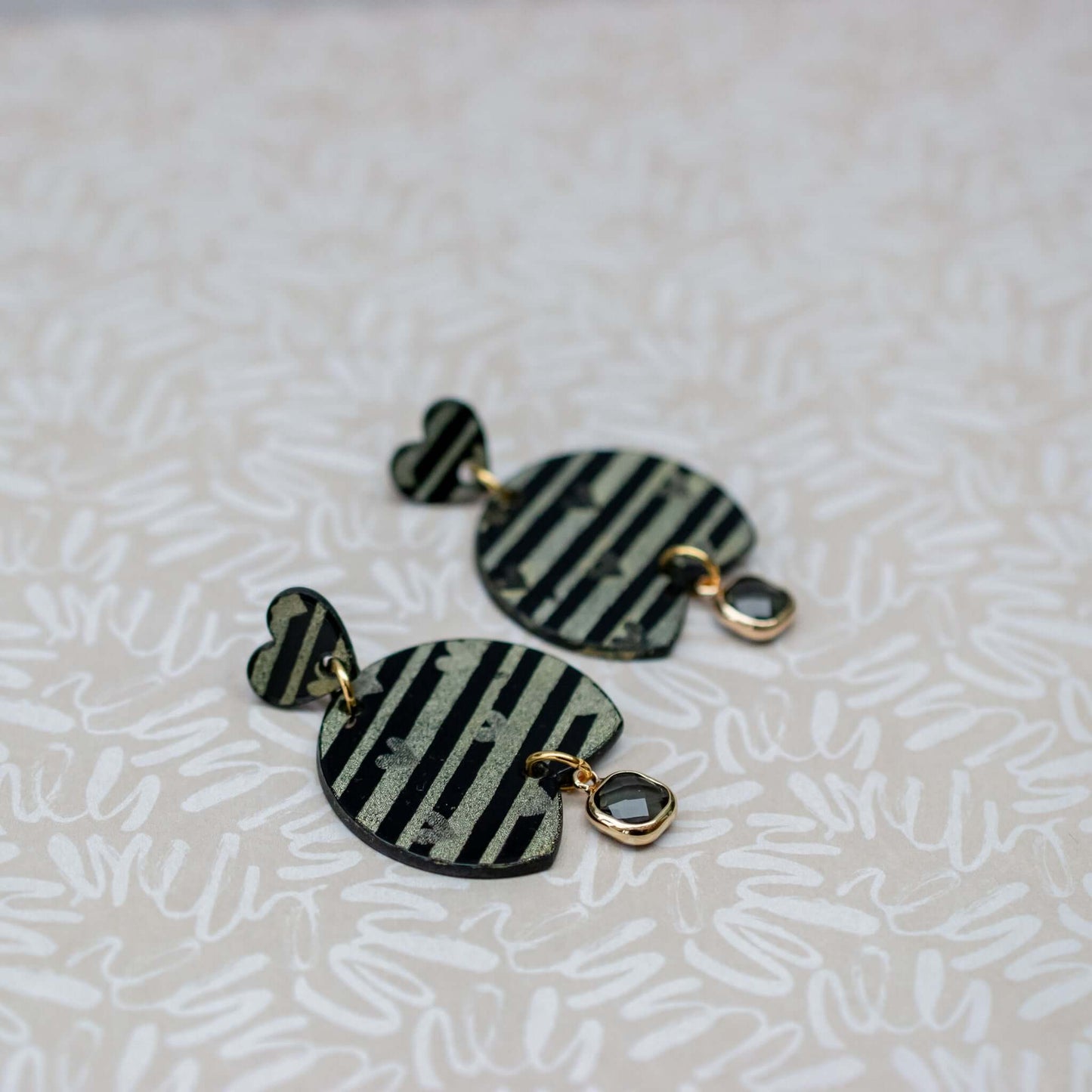 VALENTIJN - Stripes Love oorbellen met glas hanger-3