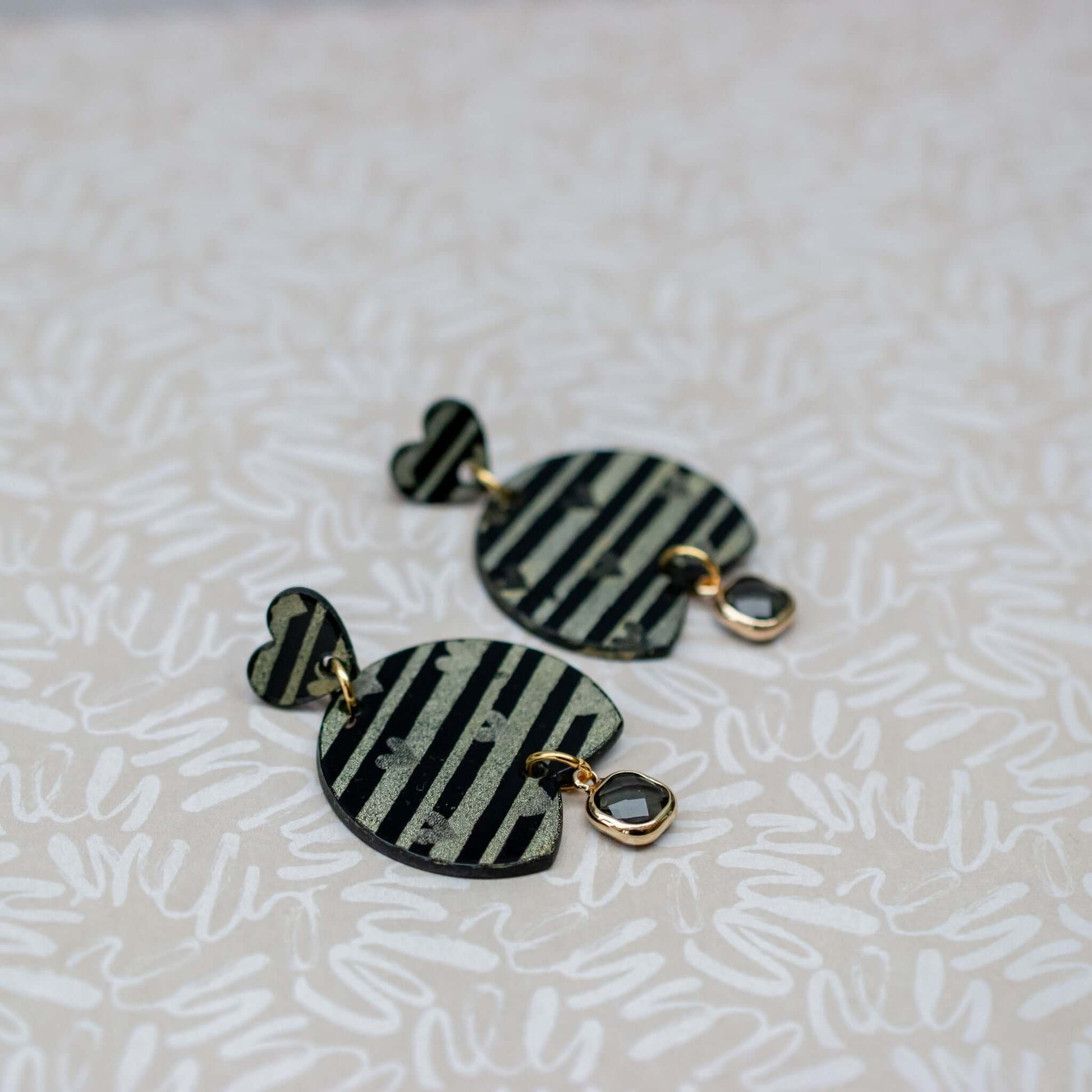 VALENTIJN - Stripes Love oorbellen met glas hanger-3