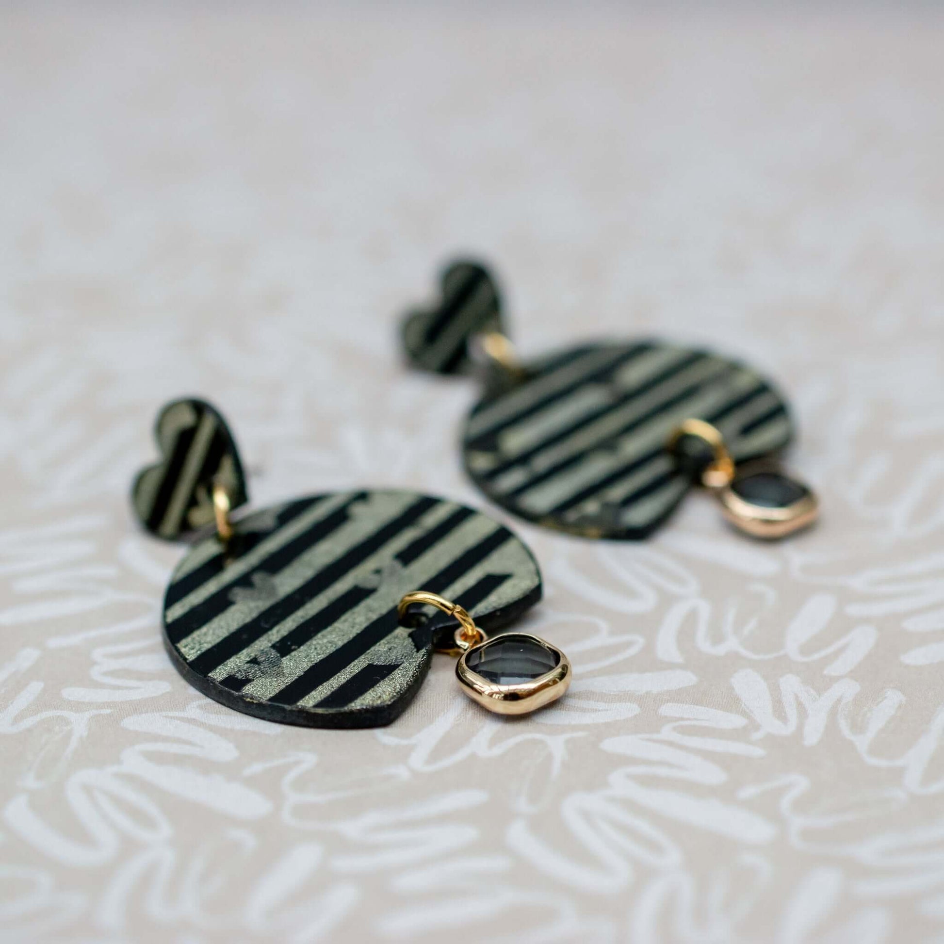 VALENTIJN - Stripes Love oorbellen met glas hanger-2